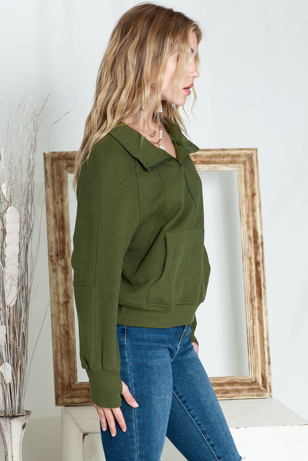 Stijlvolle Bruine Sweatshirt met Rits, Opstaande Kraag en Duimgaten – Perfect voor Casual Comfort