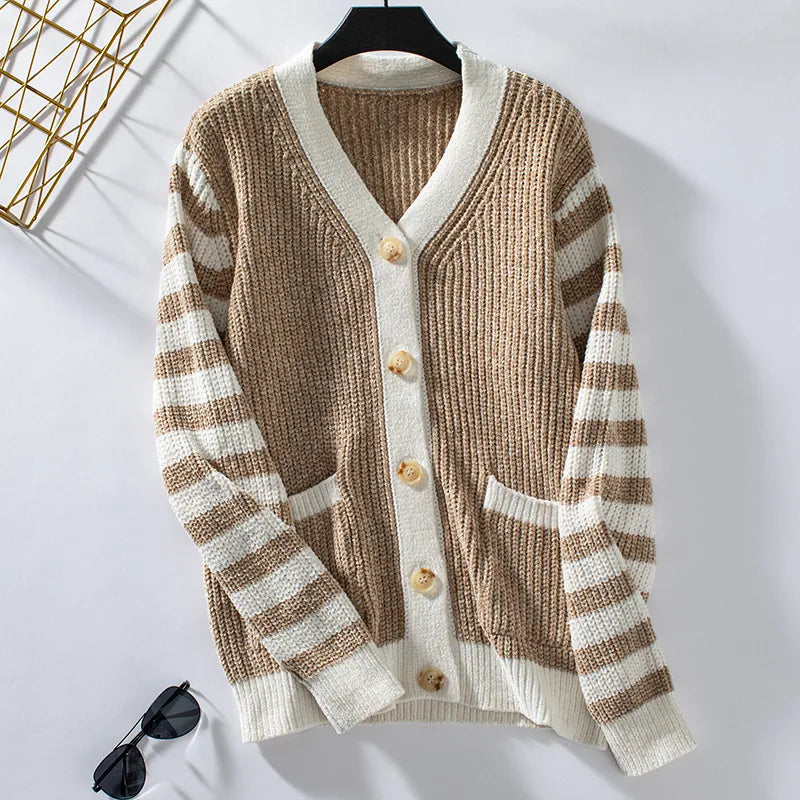 Elegant gebreid damesvest met knoopsluiting en zakken, ideaal voor de winter
