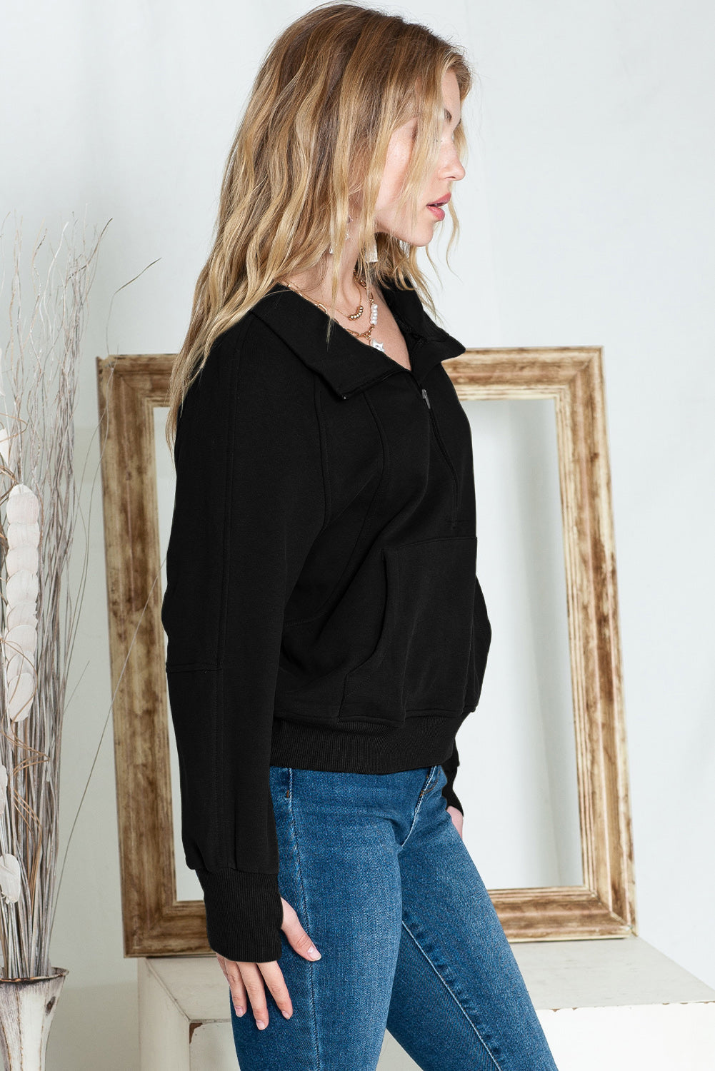 Stijlvolle Bruine Sweatshirt met Rits, Opstaande Kraag en Duimgaten – Perfect voor Casual Comfort