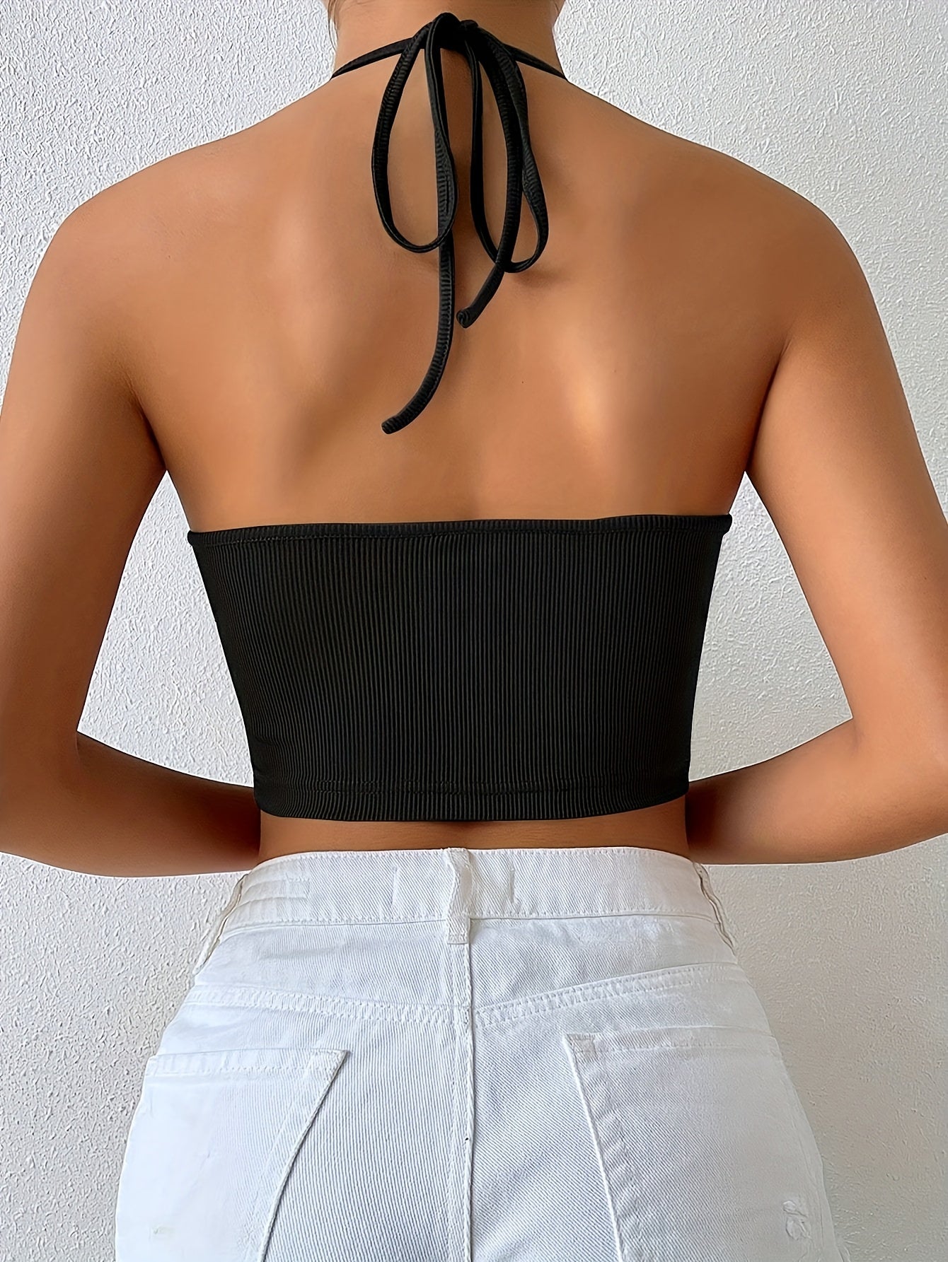 Zwarte Halter Crop Top Kopen - Trendy en Elegant