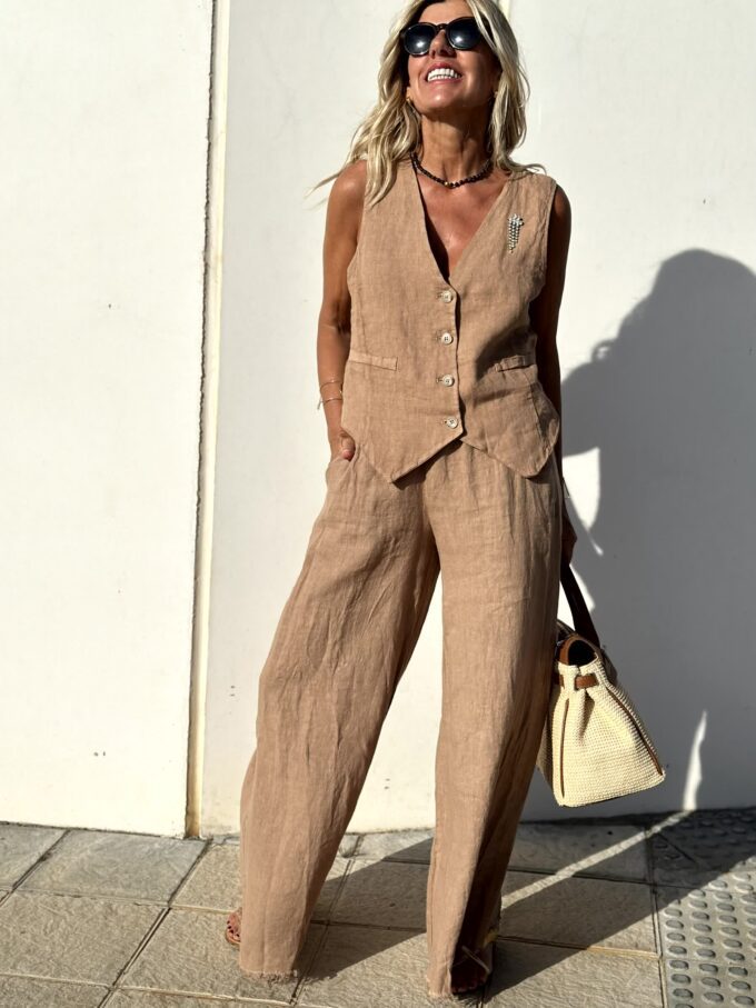 Stijlvolle zomerset | bruin linnen gilet en broek tweedelige set voor dames | Ideaal voor lente/zomer