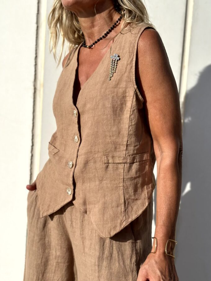 Stijlvolle zomerset | bruin linnen gilet en broek tweedelige set voor dames | Ideaal voor lente/zomer