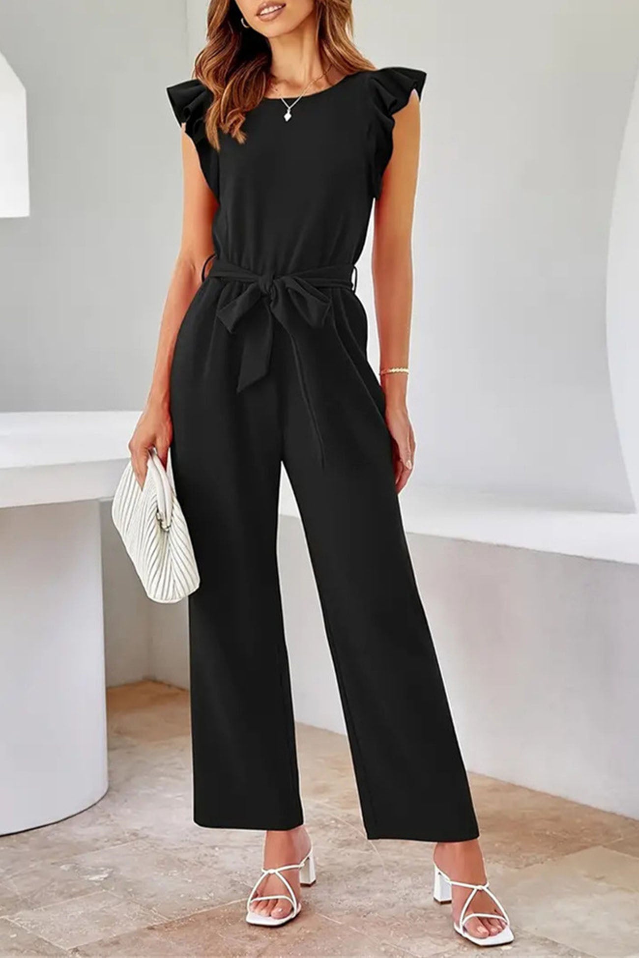 Elegante zwarte jumpsuit met ruches en ceintuur voor dames, ideaal voor de zomer