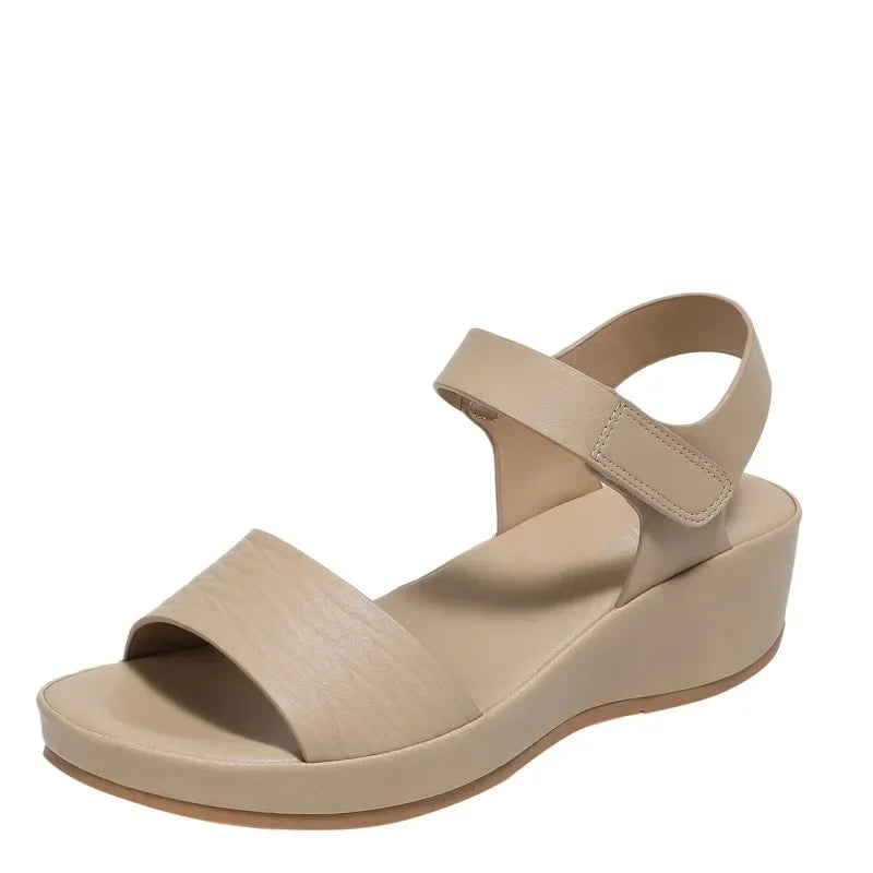 Zomerse sandalen met sleehak en klittenbandsluiting
