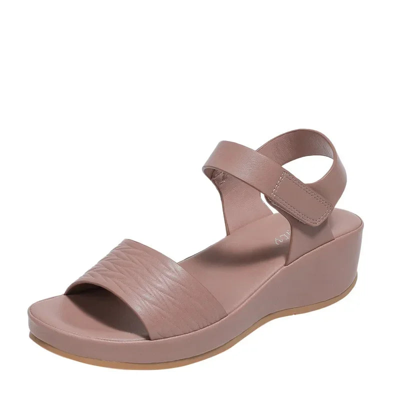 Zomerse sandalen met sleehak en klittenbandsluiting