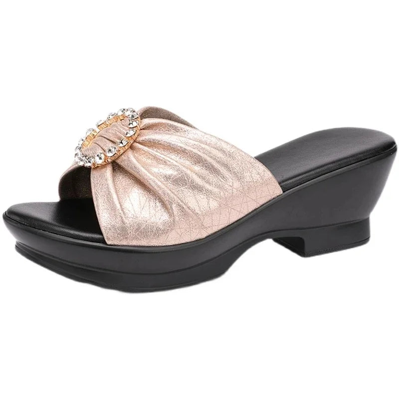 Zwarte leren sandalen met bloemenpatroon en hak zomers