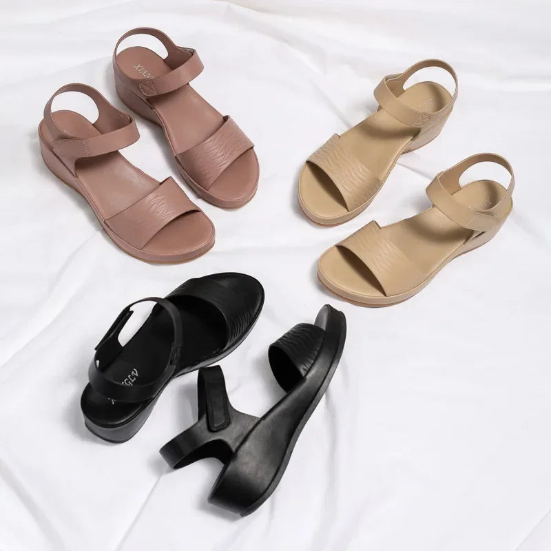Zomerse sandalen met sleehak en klittenbandsluiting