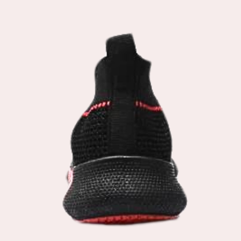 Zwarte instap sneaker met rood ademend en flexibel