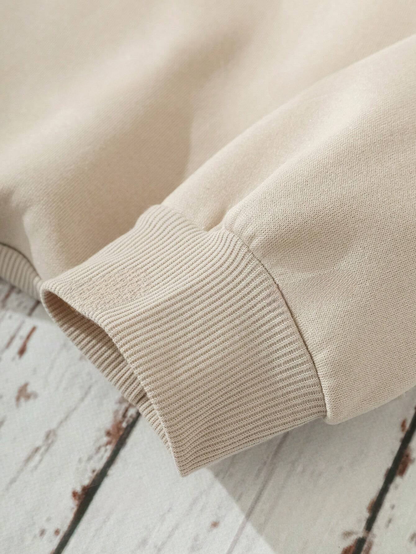 Lotte's Trui met Losse Schouders en Trendy Letter- en Cijferdetails
