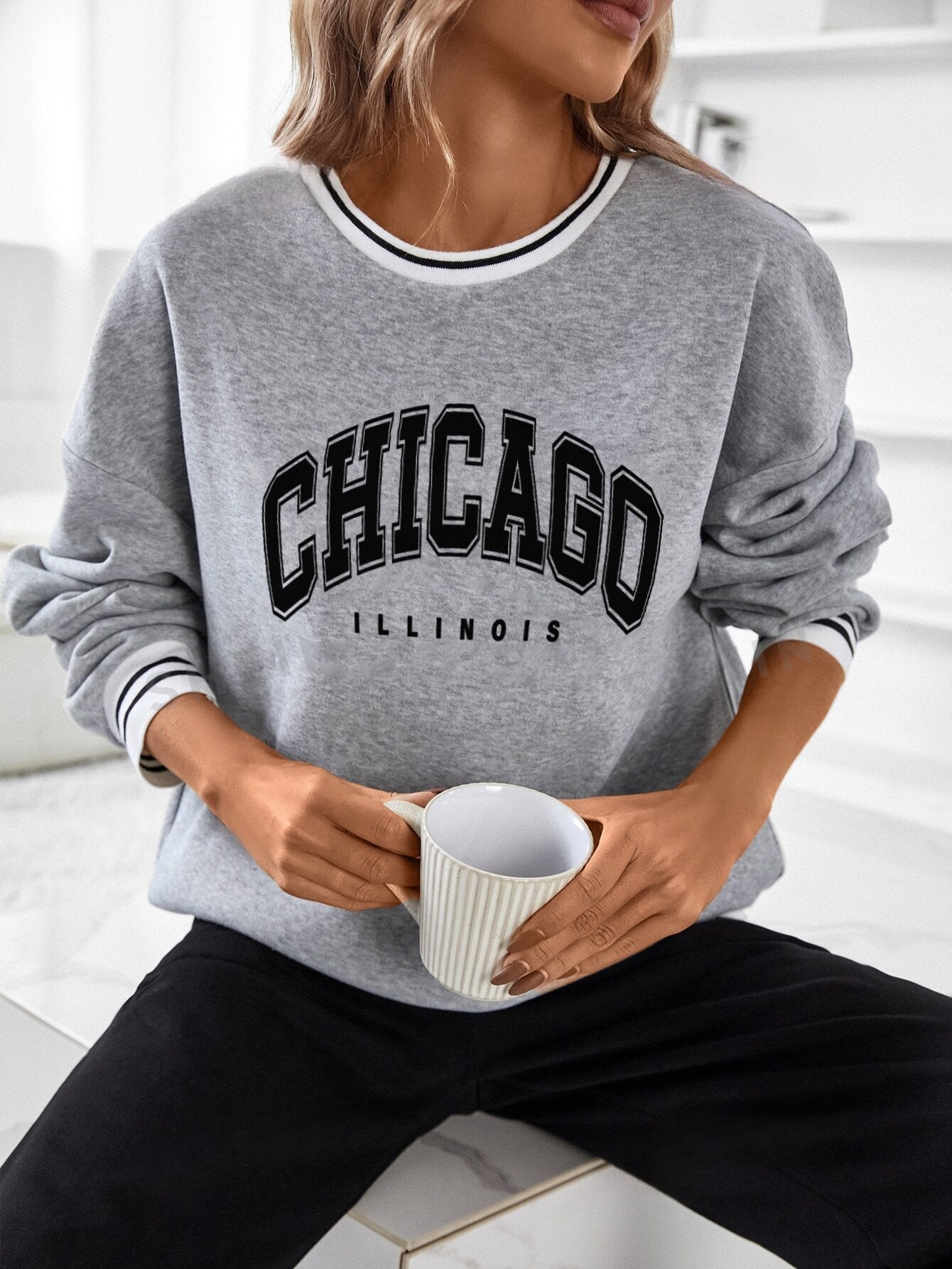 Elif's Casual Stijl: Gestreept Tekst Sweatshirt