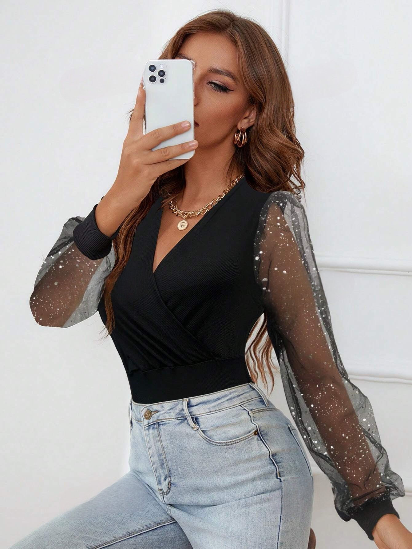 Lily's Luxe Herfst Bodysuit: Sexy & Slankend Zilverfolie Mesh met V-hals