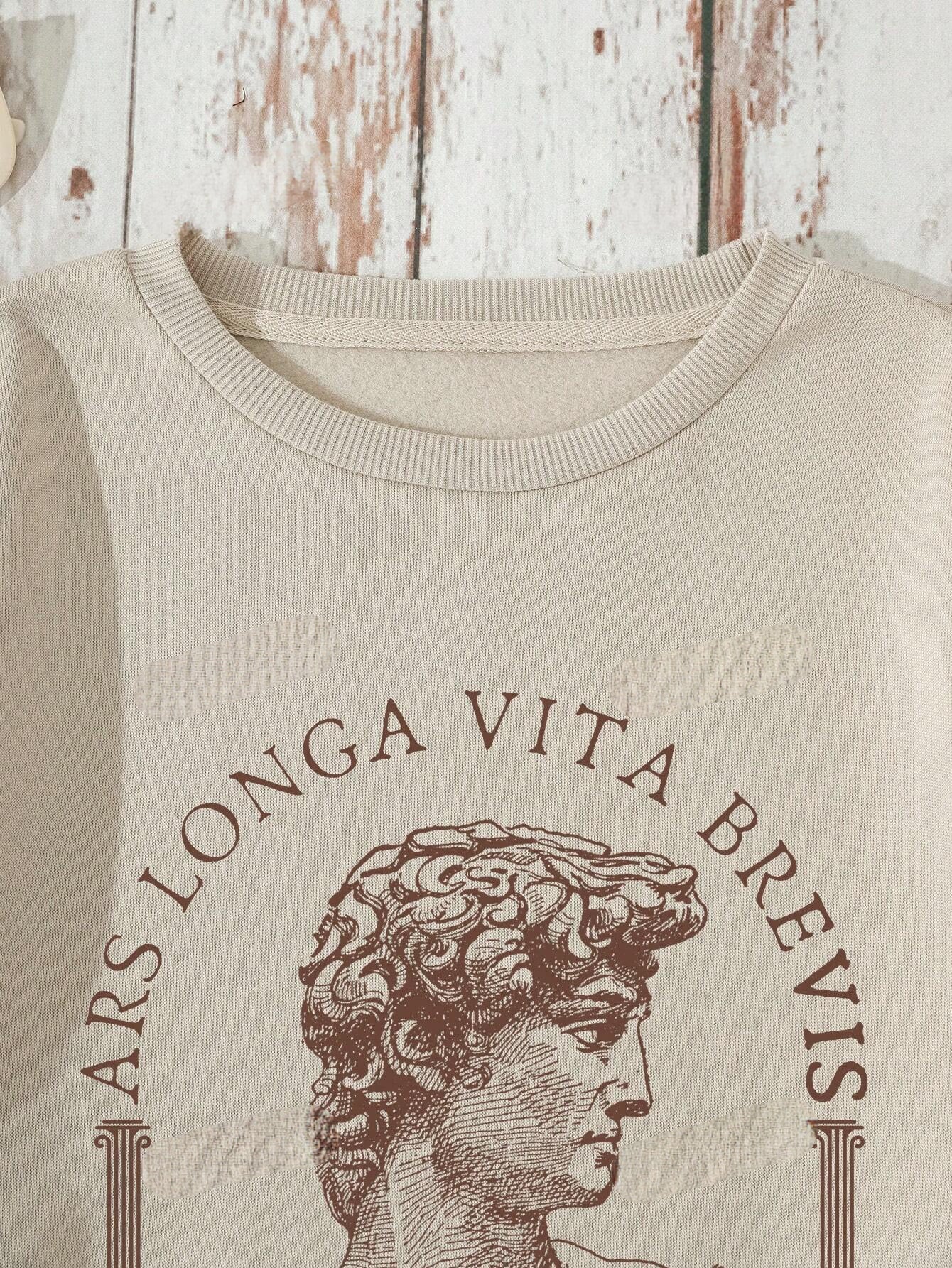 Lotte's Trui met Losse Schouders en Trendy Letter- en Cijferdetails