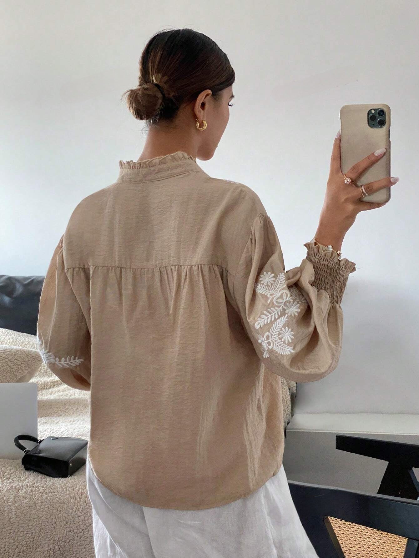 Lena's Vakantie Casual: Wit Geborduurd Overhemd met Knoopjes voor een Elegante Look