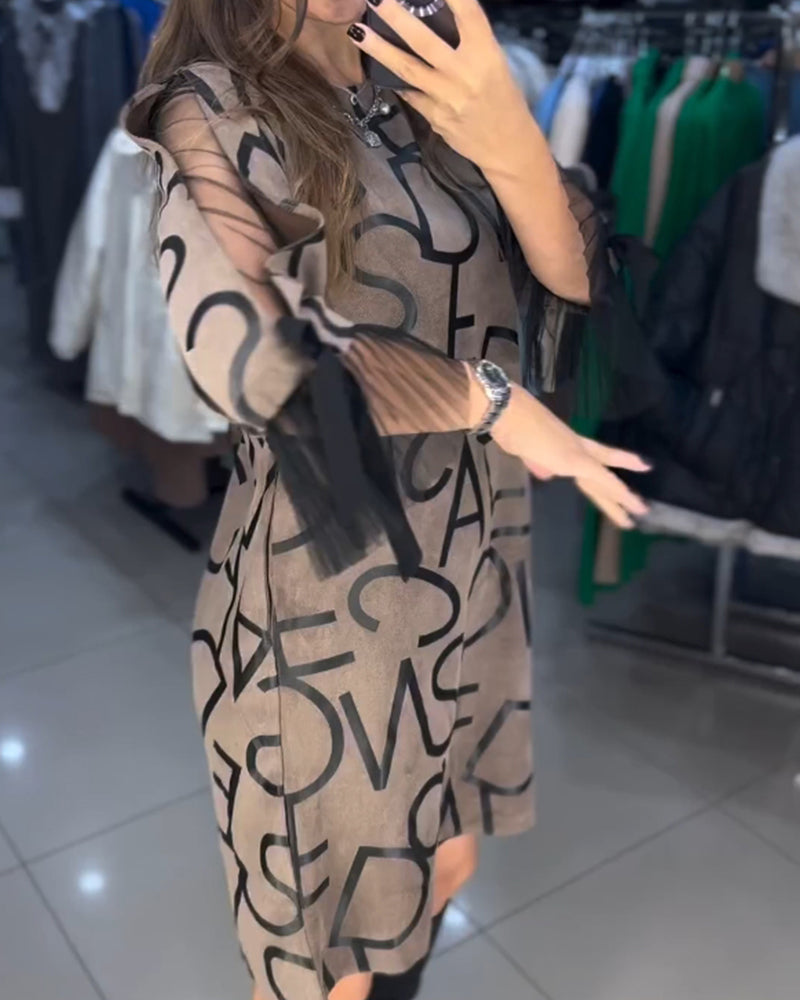 Zwarte jurk met letterpatroon in stijlvolle look