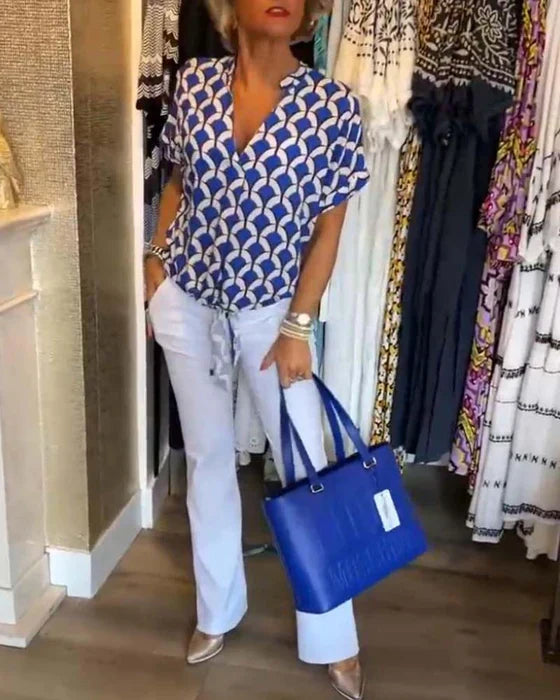 Zure top met print en V-hals voor een frisse look