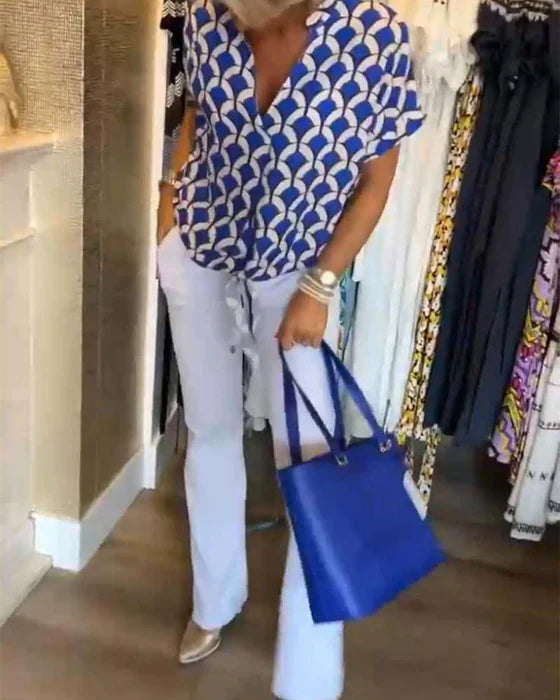 Zure top met print en V-hals voor een frisse look