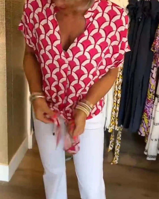 Zure top met print en V-hals voor een frisse look