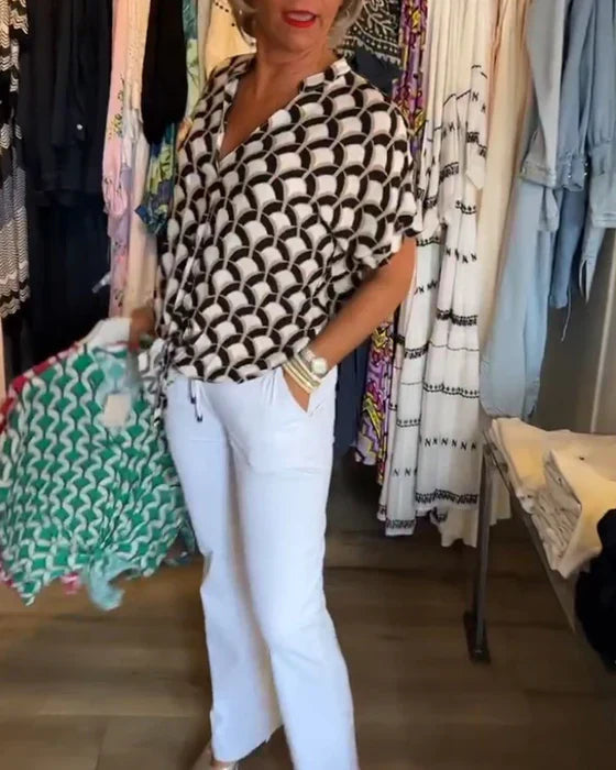Zure top met print en V-hals voor een frisse look