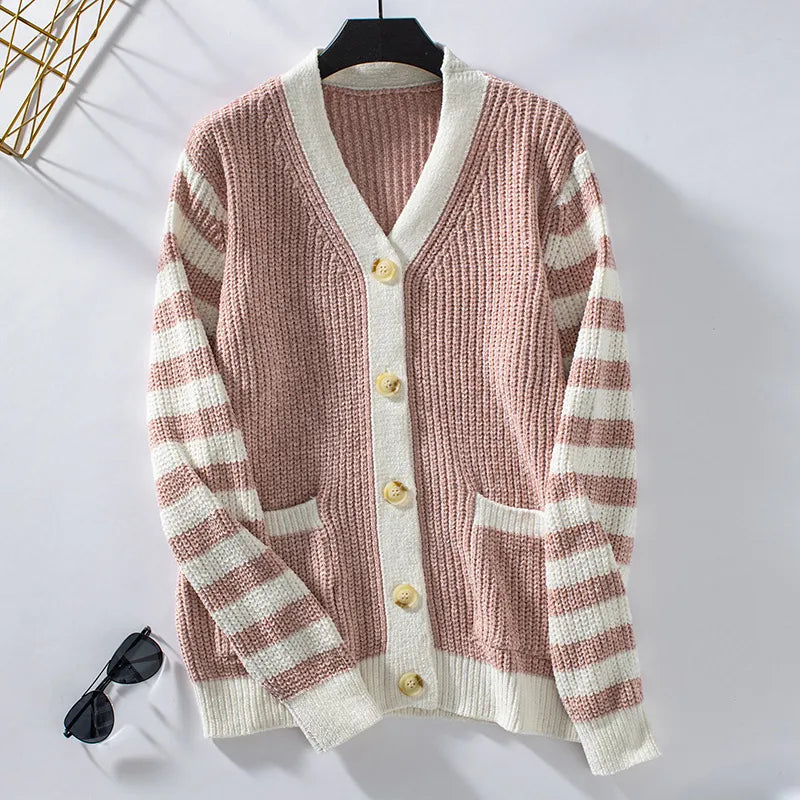 Elegant gebreid damesvest met knoopsluiting en zakken, ideaal voor de winter
