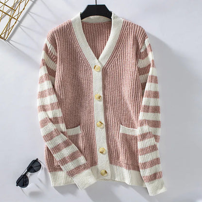 Elegant gebreid damesvest met knoopsluiting en zakken, ideaal voor de winter