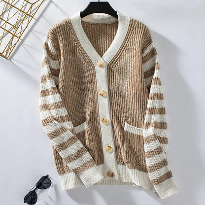 Elegant gebreid damesvest met knoopsluiting en zakken, ideaal voor de winter