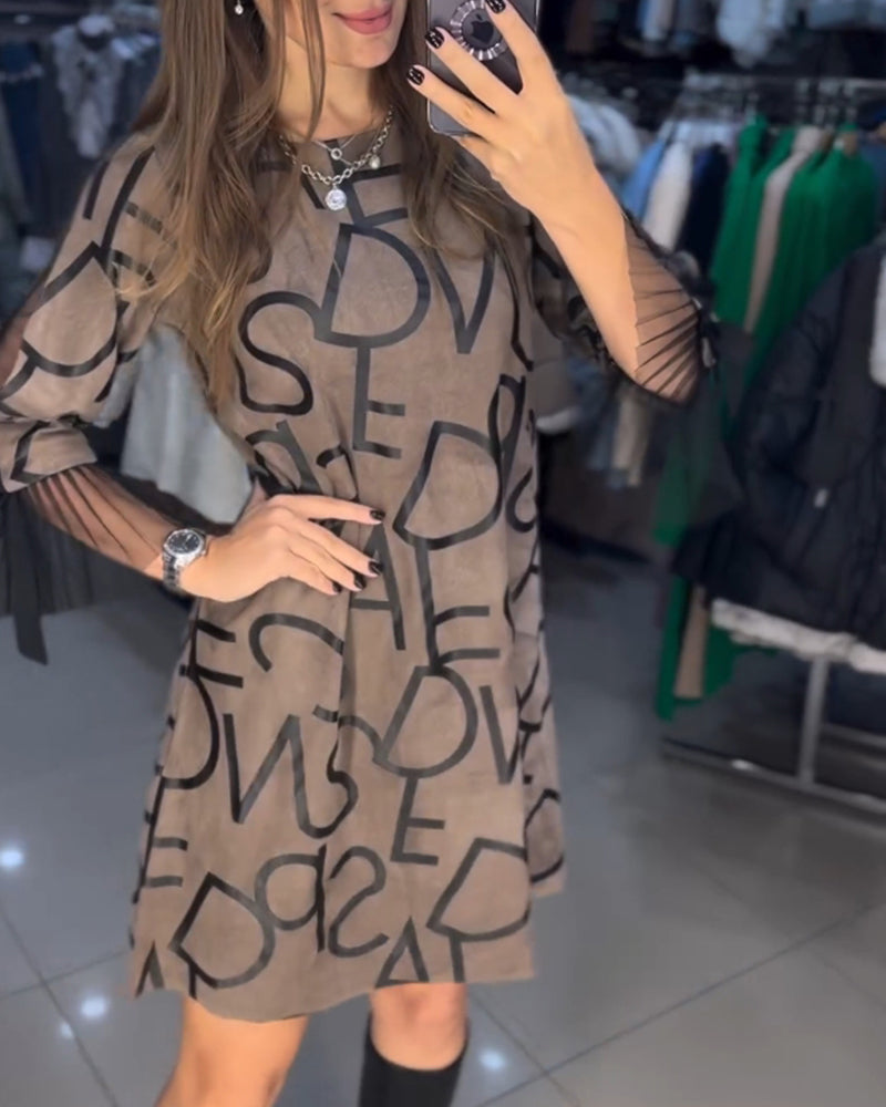 Zwarte jurk met letterpatroon in stijlvolle look