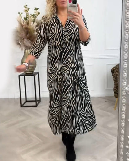 Zwarte zure jurk met zebraprint en revers elegant
