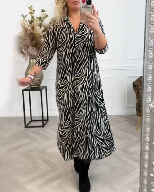 Zwarte zure jurk met zebraprint en revers elegant