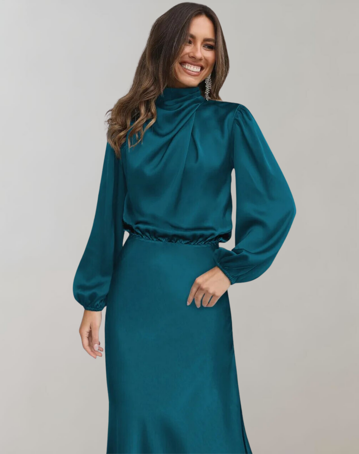 Maria – Luxueuze jurk met lange mouwen en hoge halslijn in satijn