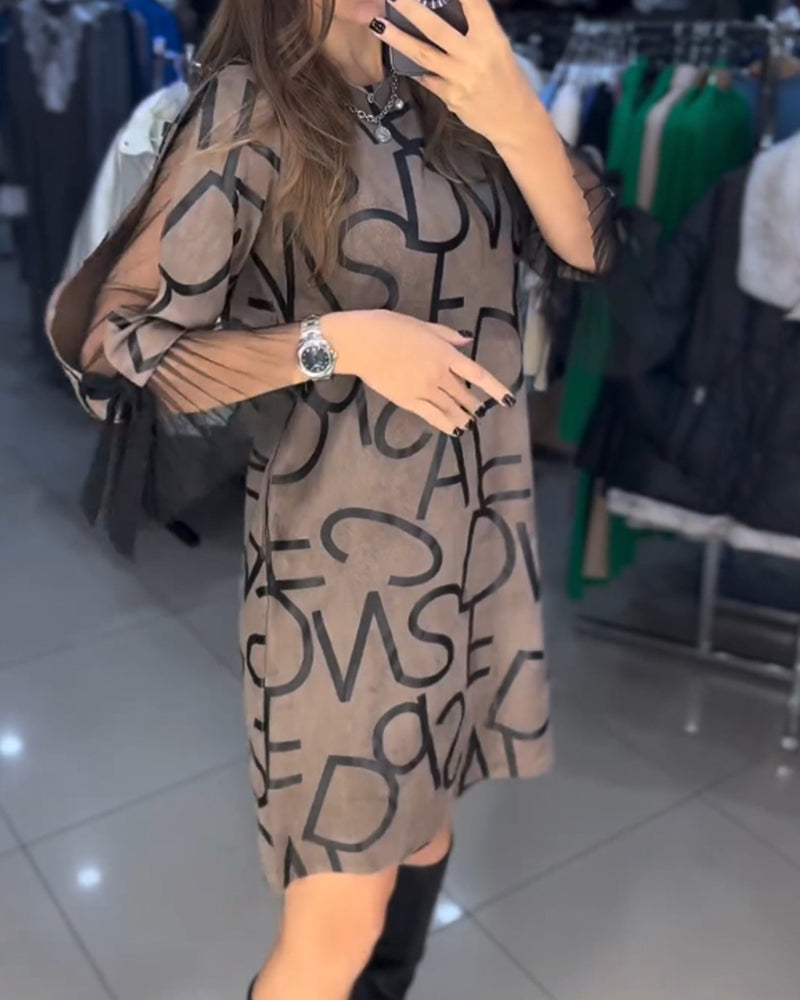 Zwarte jurk met letterpatroon in stijlvolle look