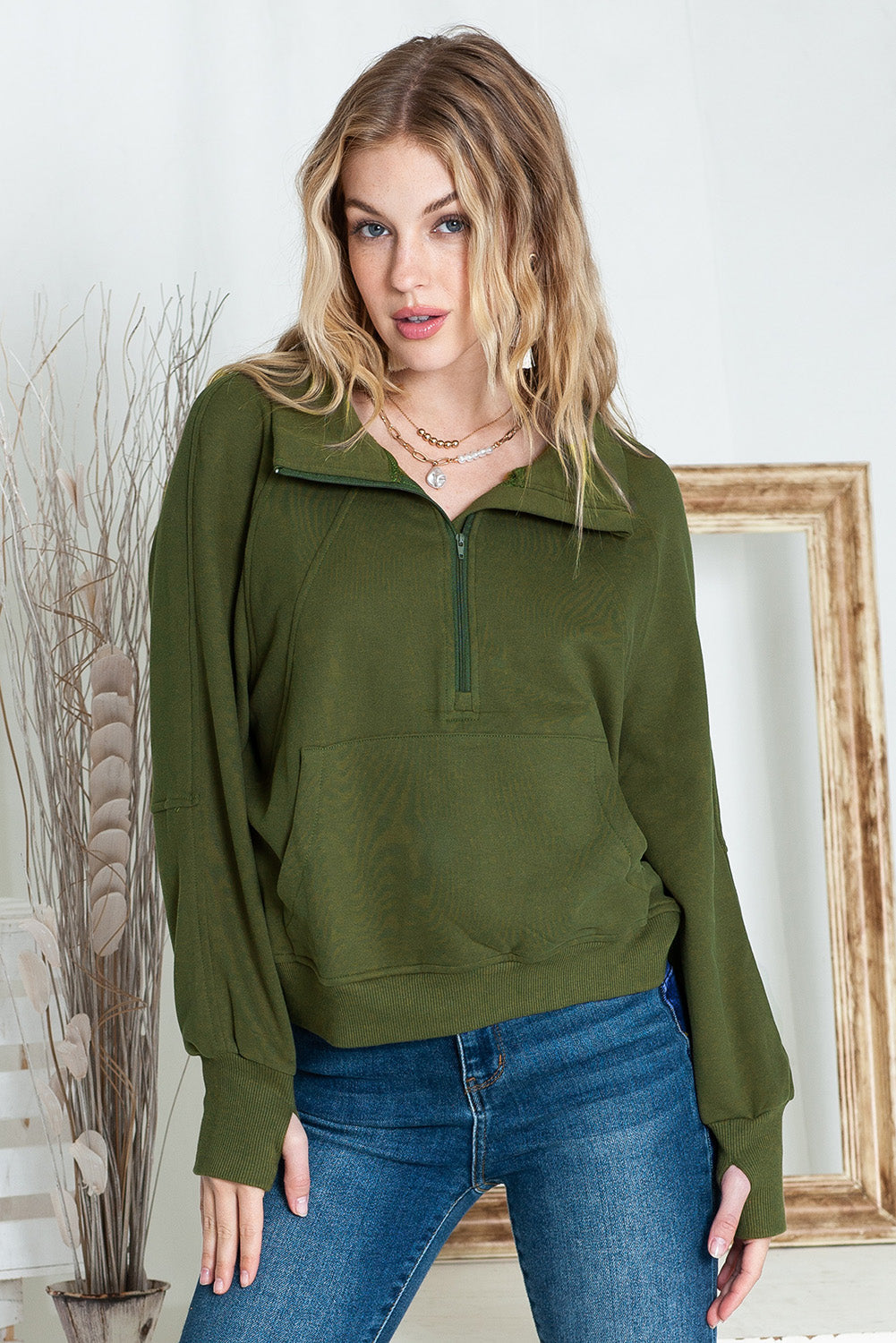 Stijlvolle Bruine Sweatshirt met Rits, Opstaande Kraag en Duimgaten – Perfect voor Casual Comfort