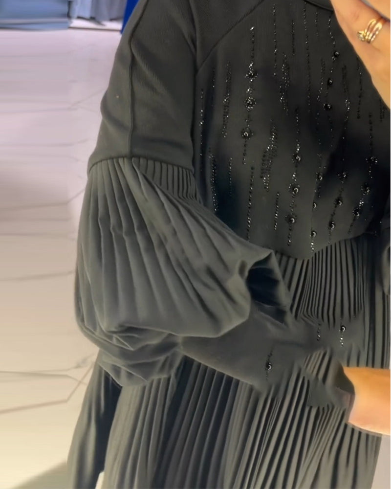 Zwarte jurk met ballonmouwen en opstaande kraag elegant