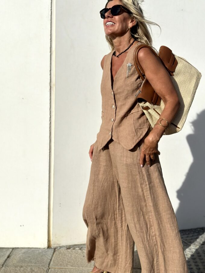 Stijlvolle zomerset | bruin linnen gilet en broek tweedelige set voor dames | Ideaal voor lente/zomer