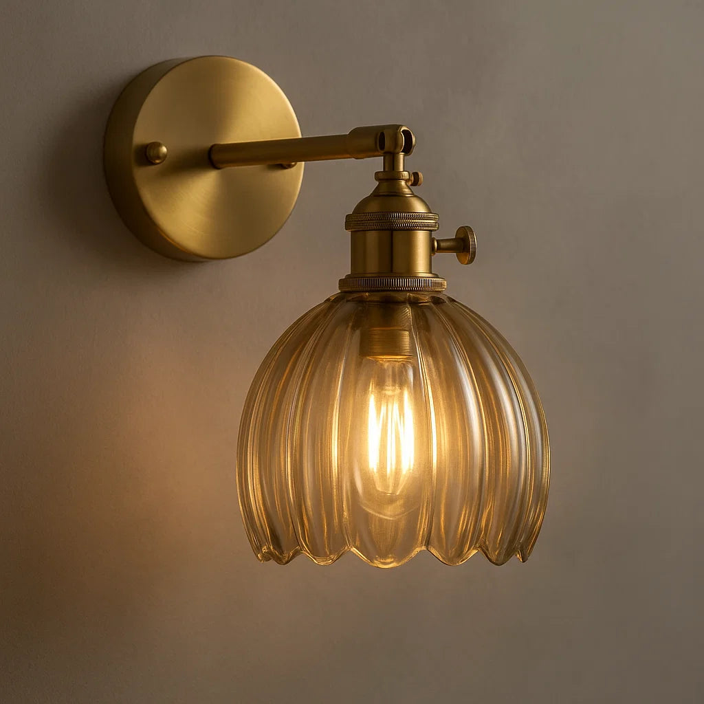 Retro wandlamp met tulpenknop in glas voor binnengebruik