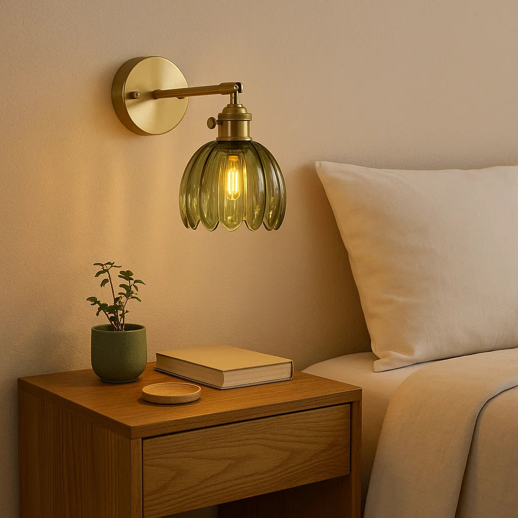 Retro wandlamp met tulpenknop in glas voor binnengebruik