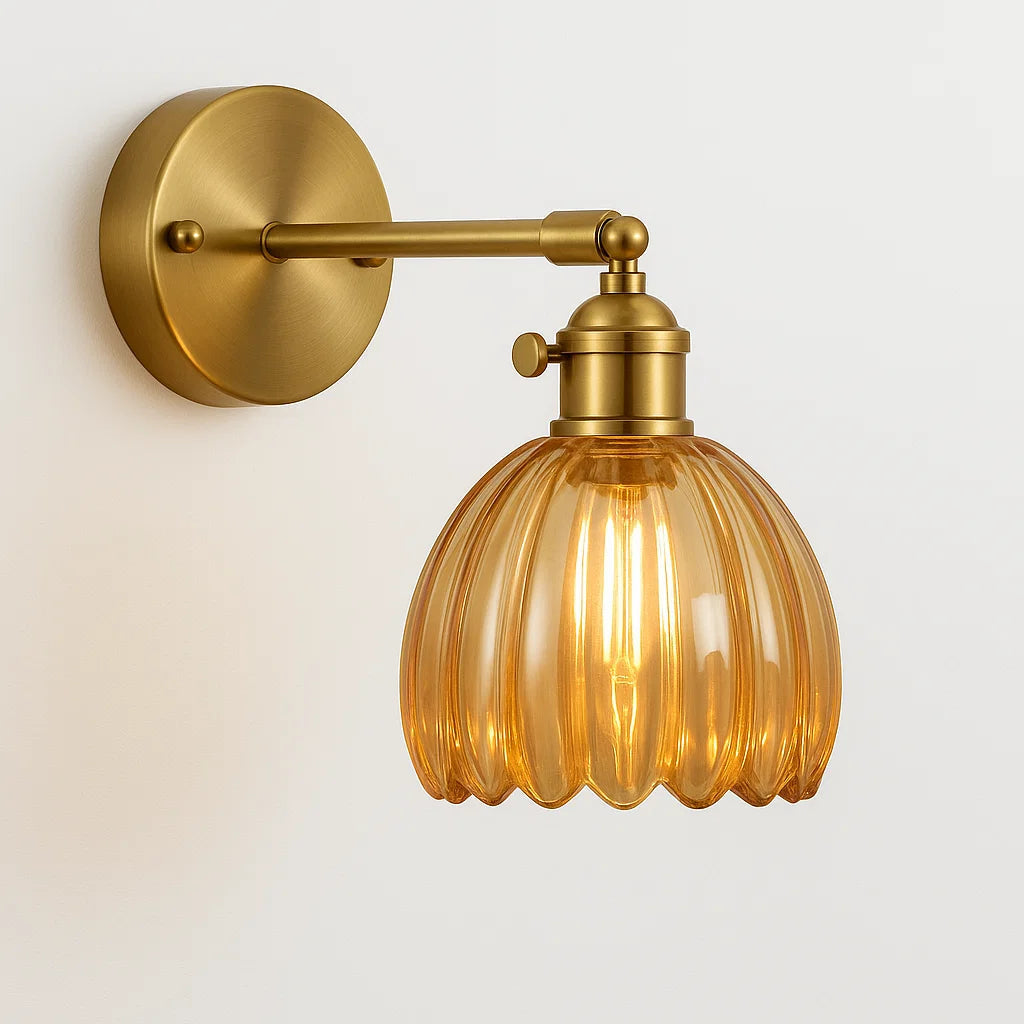 Retro wandlamp met tulpenknop in glas voor binnengebruik