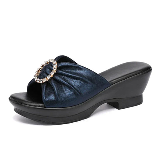 Zwarte leren sandalen met bloemenpatroon en hak zomers