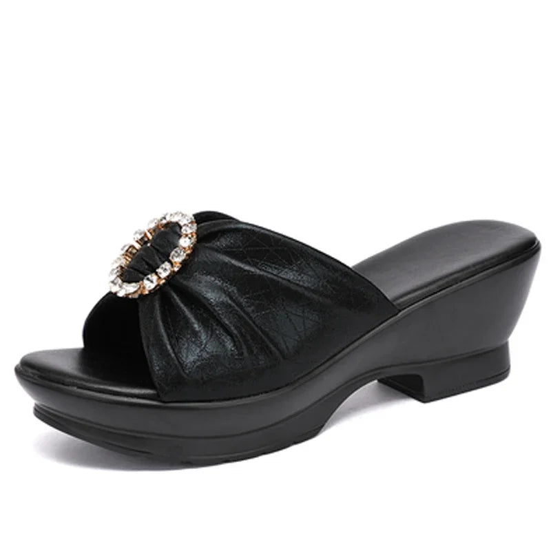 Zwarte leren sandalen met bloemenpatroon en hak zomers