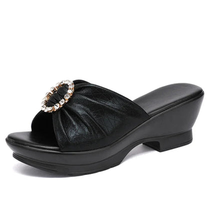 Zwarte leren sandalen met bloemenpatroon en hak zomers