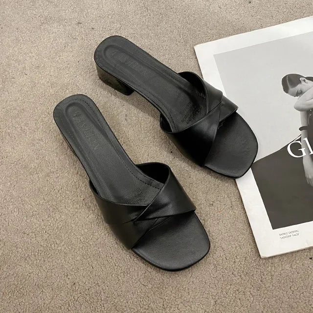 Zwarte zomerse sandalen lage hak elegante uitstraling