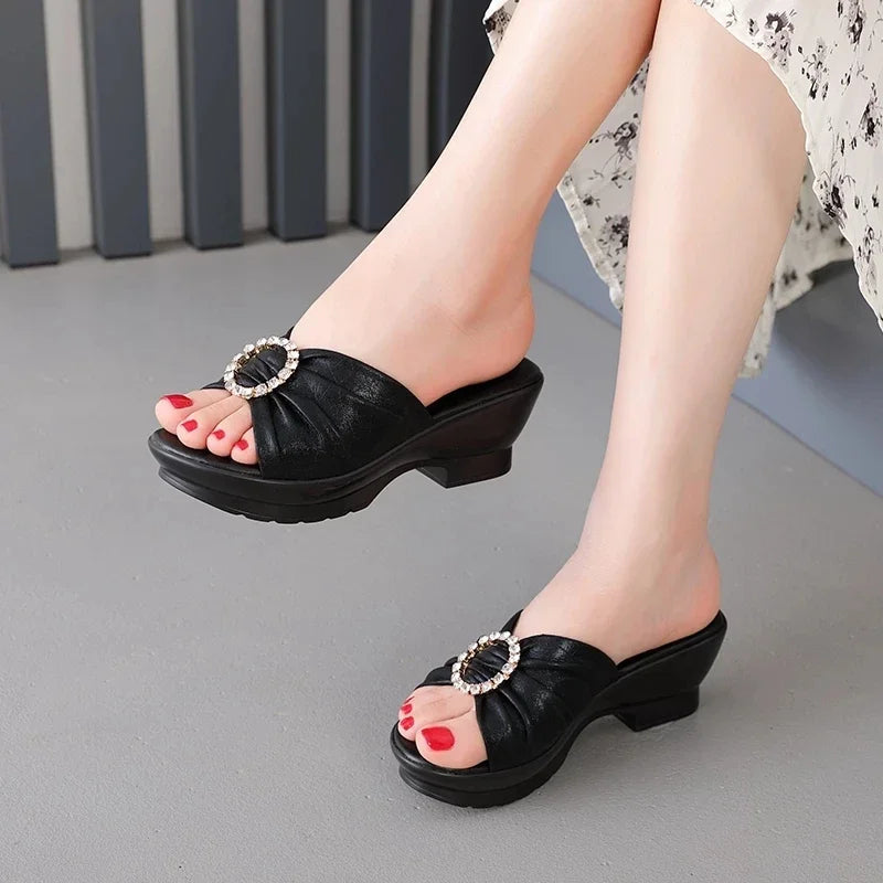 Zwarte leren sandalen met bloemenpatroon en hak zomers