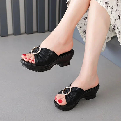 Zwarte leren sandalen met bloemenpatroon en hak zomers