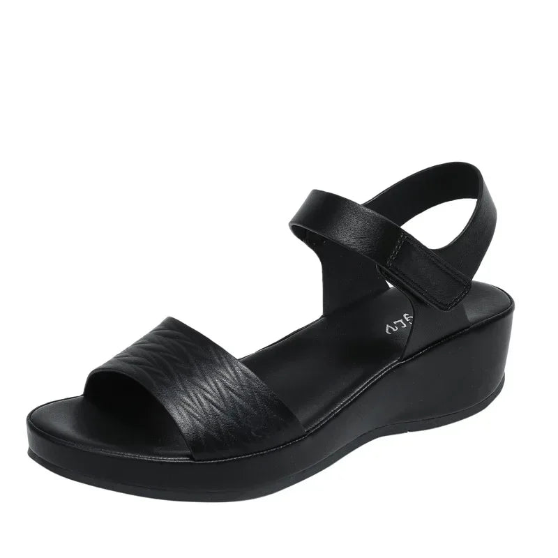 Zomerse sandalen met sleehak en klittenbandsluiting