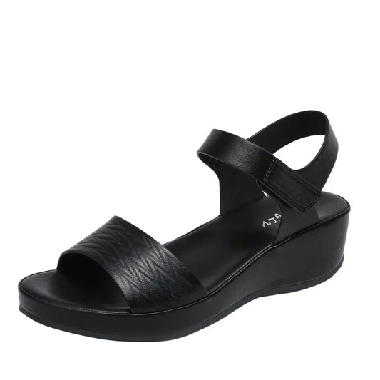 Zomerse sandalen met sleehak en klittenbandsluiting