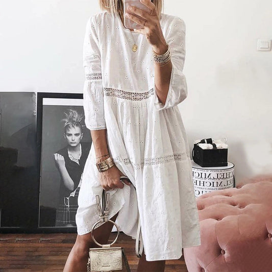 Zomerjurk met witte borduursels en kanten V-hals elegant