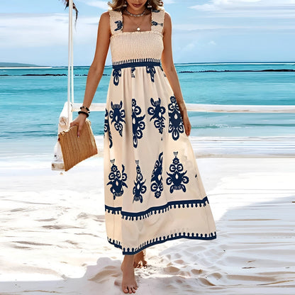 Zomerjurk met bloemenpatroon en elegante strooien hoed