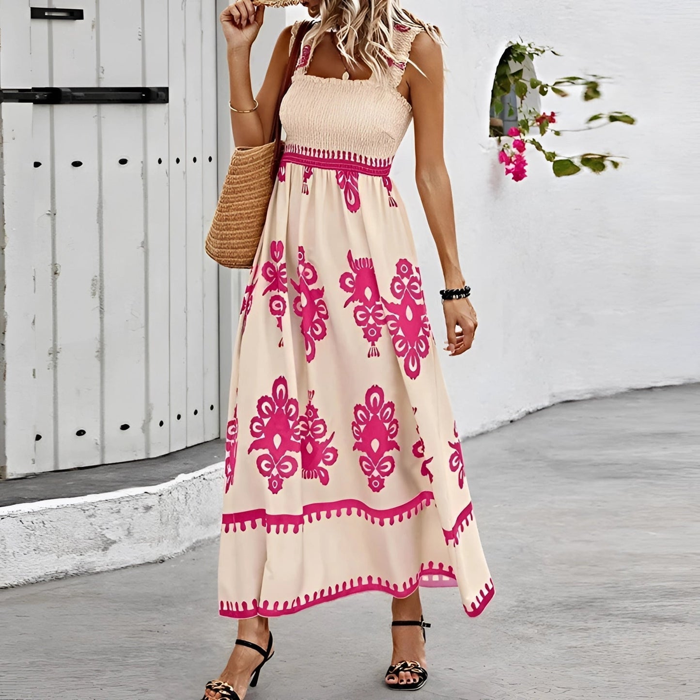 Zomerjurk met bloemenpatroon en elegante strooien hoed