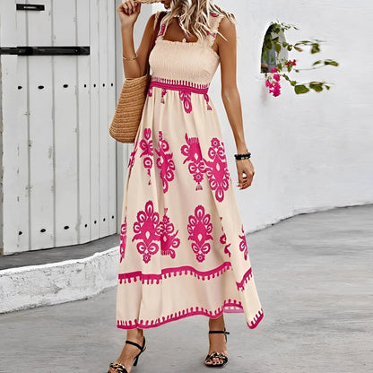 Zomerjurk met bloemenpatroon en elegante strooien hoed