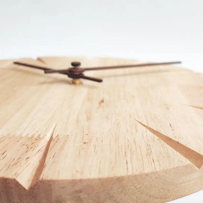 Minimalistische ronde houten wandklok