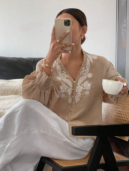 Lena's Vakantie Casual: Wit Geborduurd Overhemd met Knoopjes voor een Elegante Look